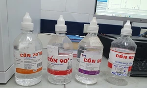 Nhiều bệnh nhân hôn mê, tổn thương não do ngộ độc methanol