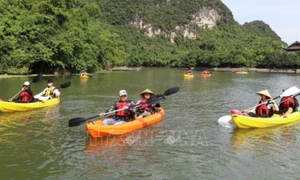 Khu du lịch Tràng An đông đúc ngày mở cửa trở lại