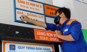 Giá xăng E5 và RON95-III giảm