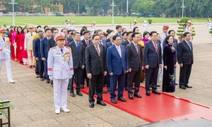 Lãnh đạo Đảng, Nhà nước, các đại biểu Quốc hội vào Lăng viếng Chủ tịch Hồ Chí Minh