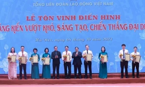 Thủ tướng Chính phủ Phạm Minh Chính dự lễ tôn vinh điển hình “Sáng kiến vượt khó, sáng tạo, chiến thắng đại dịch”