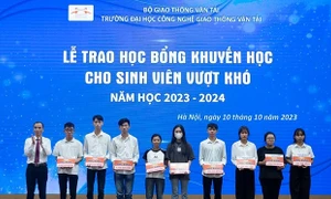 Trường ĐH Công nghệ Giao thông Vận tải dành gần 800 triệu đồng trao tặng cho sinh viên vượt khó năm học 2023-2024