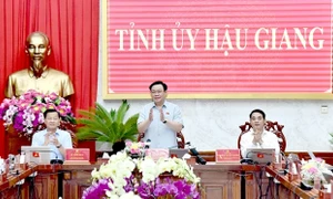 Chủ tịch Quốc hội Vương Đình Huệ làm việc với Ban Thường vụ Tỉnh ủy Hậu Giang