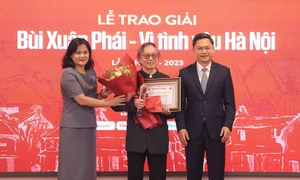 NSND Đặng Nhật Minh nhận Giải thưởng Lớn - Vì tình yêu Hà Nội