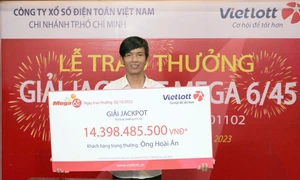 Người chơi không đeo mặt nạ khi nhận Jackpot Vietlott