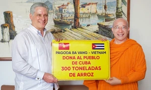 Chùa Ba Vàng trao tặng nhân dân Cuba 300 tấn gạo