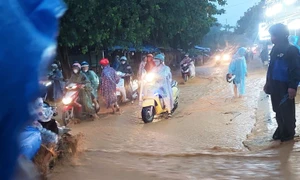 Nhiều khu vực Đà Nẵng ngập sâu, Công an, quân đội giúp dân “chạy lụt”