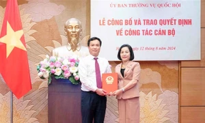 Phó Chủ tịch Quốc hội Nguyễn Thị Thanh dự Lễ công bố và trao quyết Nghị quyết của Ủy ban Thường vụ Quốc hội về công tác cán bộ