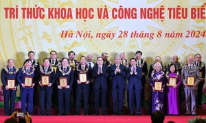 Chủ tịch Quốc hội Trần Thanh Mẫn dự Lễ tôn vinh 135 trí thức khoa học và công nghệ tiêu biểu