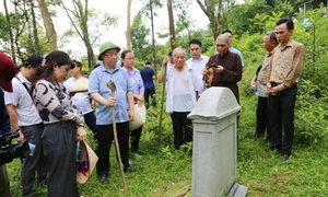 Đoàn giám sát kiểm tra thực tế các hiện vật tại Di chỉ khảo cổ chùa Bảo Đài, phường Vàng Danh. Ảnh: Tuấn Nguyên