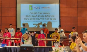 Chung tay mang sách giáo khoa đến với học sinh khuyết tật nhìn