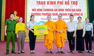 Chùa Ba Vàng trao kinh phí hỗ trợ mô hình camera an ninh tại địa phương