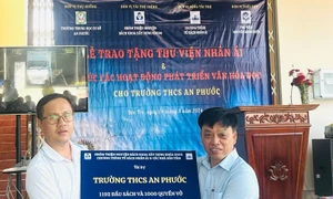 Gần 1.200 đầu sách tặng học sinh Bến Tre