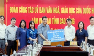 Ủy ban Văn hóa, Giáo dục trao tặng 5 tấn gạo hỗ trợ người dân Cao Bằng