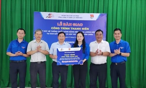 Đoàn thanh niên EVNNPC tổ chức gắn biển công trình thanh niên