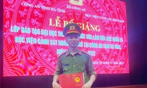 Thượng úy Trần Trung Hiếu hy sinh khi làm nhiệm vụ