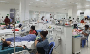 Kiên Giang: Hơn 50 học sinh tiểu học nhập viện cấp cứu sau bữa ăn trưa ở trường