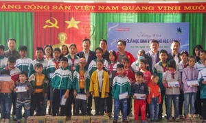 Tân Hiệp Phát tặng quà cho học sinh vượt khó tại Hà Nam