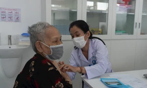 TP. Hồ Chí Minh: Mở trung tâm tiêm chủng vaccine dành cho người lớn tuổi