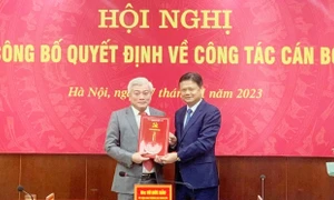 Trao quyết định của Thành ủy Hà Nội về công tác cán bộ