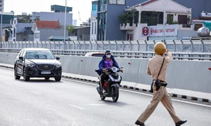 Hà Nội: Ngăn chặn xe máy đi vào đường Vành đai 2 trên cao