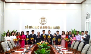 Hà Nội: Giám đốc Sở GD-ĐT gặp mặt đội tuyển học sinh dự thi Olympic khoa học trẻ quốc tế