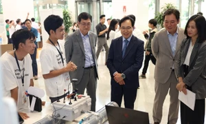 Dự án chế tạo robot đánh giá đất trồng lúa giành giải nhất cuộc thi Solve for Tomorrow 2023