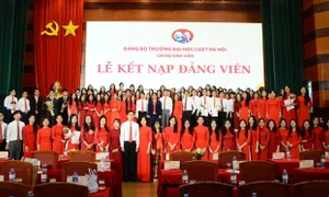 Trường Đại học Luật Hà Nội kết nạp Đảng cho 77 sinh viên ưu tú