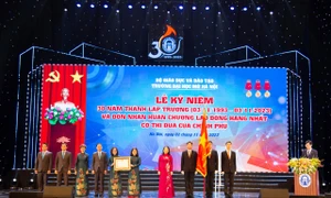 Trường Đại học Mở Hà Nội đón nhận Huân chương Lao động hạng Nhất