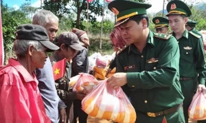 Giao lưu, tặng quà cho giáo viên, học sinh và lực lượng bảo vệ biên giới Việt Nam - Lào