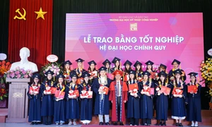 Trường Đại học Mỹ thuật Công nghiệp trao bằng tốt nghiệp tới hơn 300 sinh viên