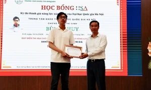 4 thí sinh có điểm cao nhất kỳ thi Đánh giá năng lực (HSA) được tặng học bổng