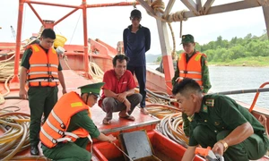 Kiên Giang: Tàu cá chở 80.000 lít dầu không gõ nguồn gốc trên vùng biển Phú Quốc