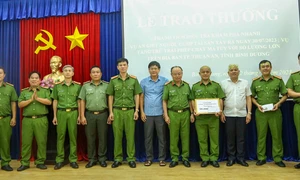 Thưởng nóng lực lượng truy bắt 2 đối tượng giết người cướp tài sản ở Bình Dương