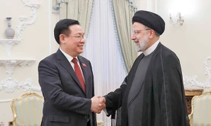 Chủ tịch Quốc hội Vương Đình Huệ hội kiến Tổng thống Iran Ebrahim Raisi