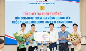 Trường Đại học Công nghiệp Hà Nội khen thưởng 200 triệu đồng đội tuyển Robocon DCN-ĐT02