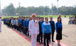 Đoàn Thanh niên khối các cơ quan Trung ương dâng hoa viếng Lăng Chủ tịch Hồ Chí Minh