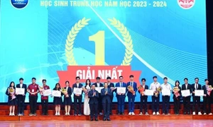 Ban tổ chức đã trao 10 giải Nhất tại Cuộc thi Khoa học kỹ thuật cấp quốc gia học sinh trung học