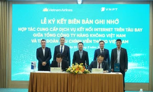 Vietnam Airlines và VNPT hợp tác phát triển dịch vụ kết nối internet trên máy bay