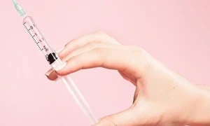 Người phụ nữ 37 tuổi chảy mủ, nhiễm trùng sau khi tiêm filler