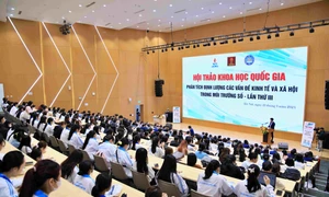 Ba trường đại học cùng các chuyên gia bàn luận về kinh tế và xã hội trong môi trường số