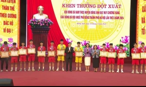 Huyện Đông Anh: Khen thưởng đột xuất đội bóng đá nam đạt huy chương vàng Hội khoẻ Phù Đổng