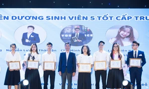 Tuyên dương các sinh viên đạt danh hiệu “Sinh viên 5 tốt”