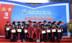 Trường ĐH Mở Hà Nội trao bằng tốt nghiệp cho gần 900 sinh viên, học viên, nghiên cứu sinh