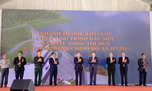 Phó Thủ tướng Trần Lưu Quang bấm nút khánh thành hồ chứa nước Ea H’leo 1