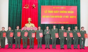 Thượng tướng Nguyễn Tân Cương chủ trì Lễ trao Giấy chứng nhận chức danh sĩ quan năm 2022