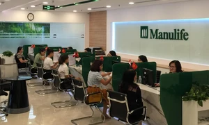 Đến ngân hàng SCB gửi tiết kiệm "mua nhầm" bảo hiểm Manulife, khách hàng khởi kiện ra tòa