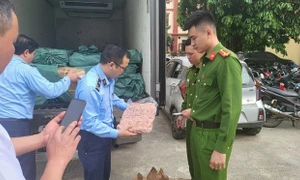 Lạng Sơn: Tạm giữ 2.000 kg chân gà rút xương có dấu hiệu vi phạm nhãn hàng hóa