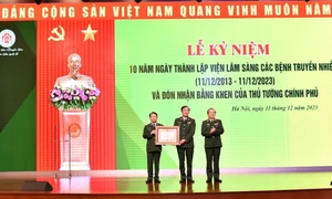 Viện Lâm sàng các bệnh truyền nhiễm thuộc Bệnh viện Trung ương Quân đội 108 đón nhận Bằng khen của Thủ tướng Chính phủ