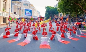 Sục sôi hào khí non sông qua MV “Hội nghị Diên Hồng - Thánh tổ Trần Nhân Tông” trên phố đi bộ Hồ Gươm